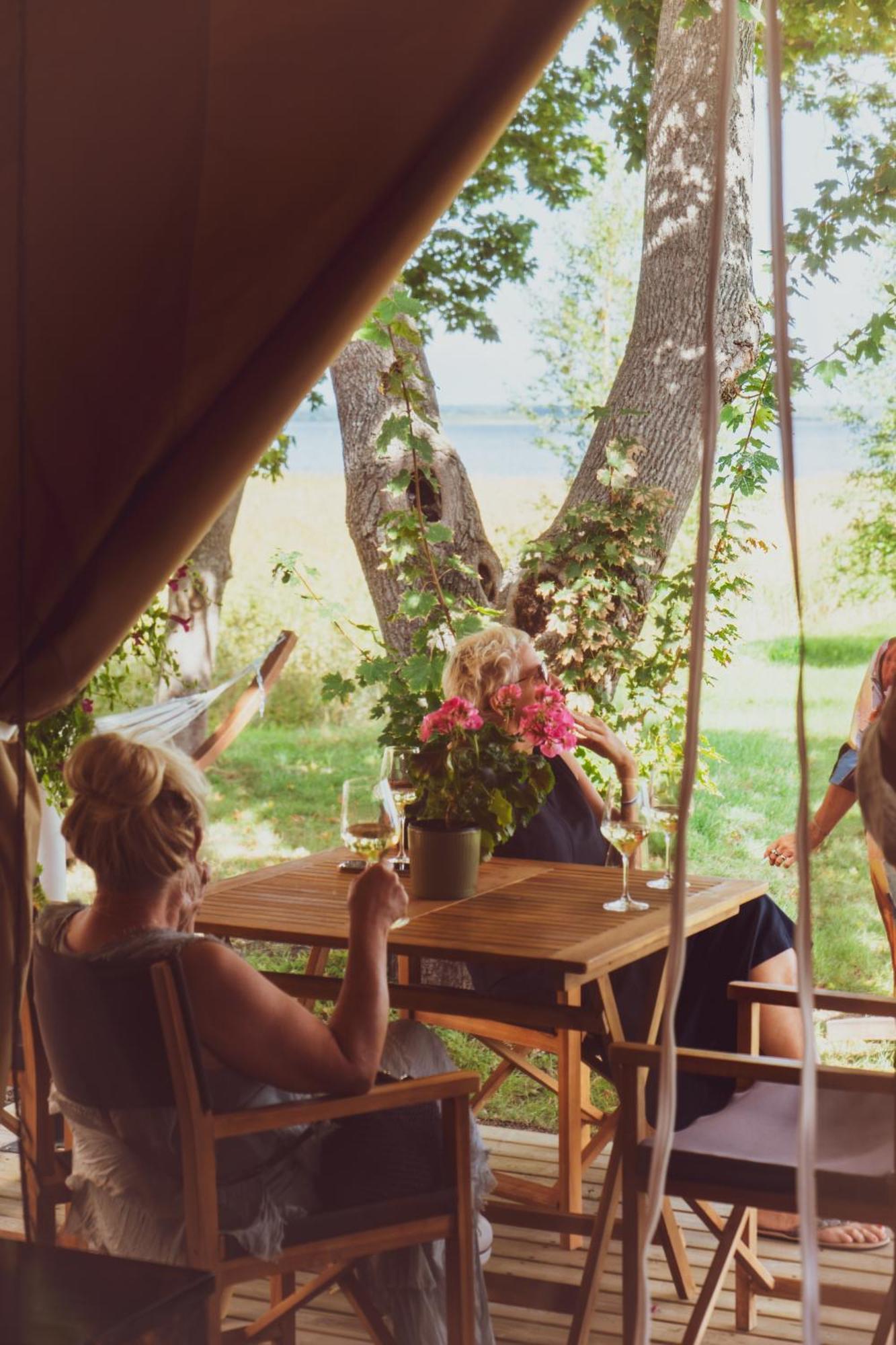 Mia Glamping Hotel Orissaare Exterior foto